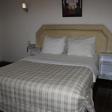 Zambezi Inn Hotel Конакрі Екстер'єр фото