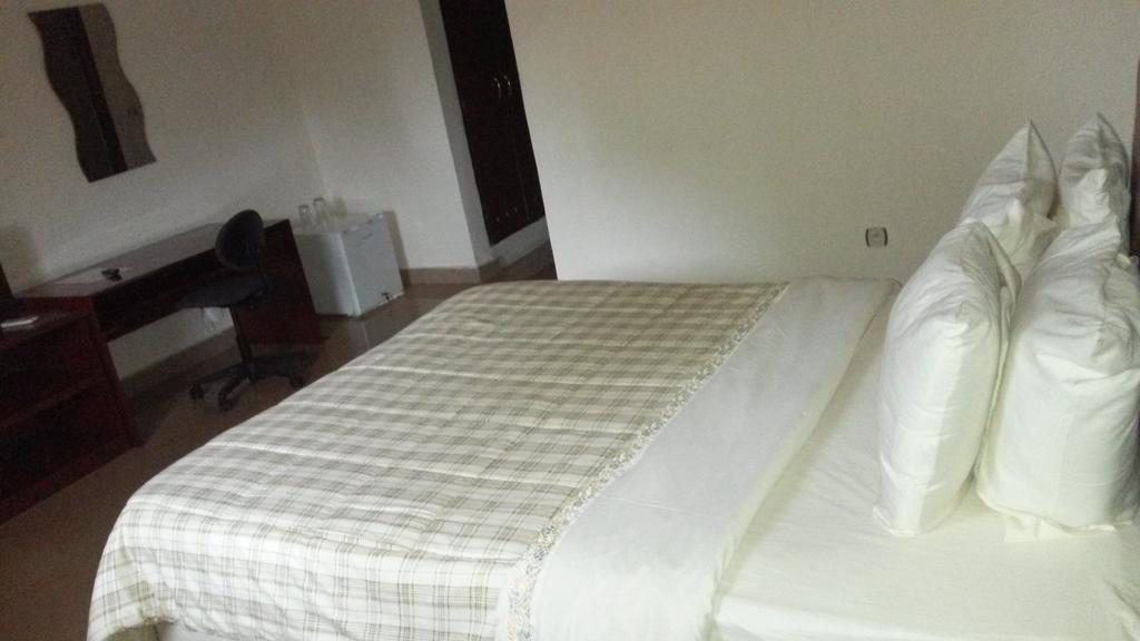 Zambezi Inn Hotel Конакрі Номер фото