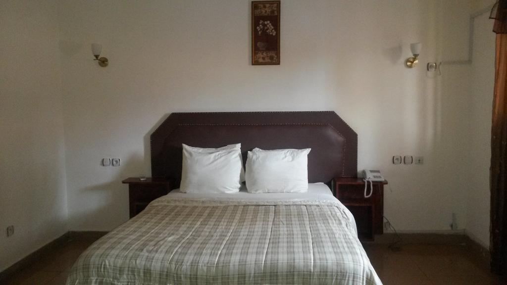 Zambezi Inn Hotel Конакрі Номер фото