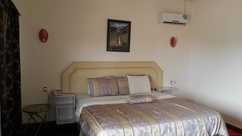 Zambezi Inn Hotel Конакрі Екстер'єр фото